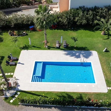 Socrate's Apartment's With Share Pool Apartment Kamisiana