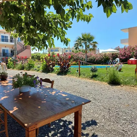 Apartment Socrate's Apartment's With Share Pool Kamisiana