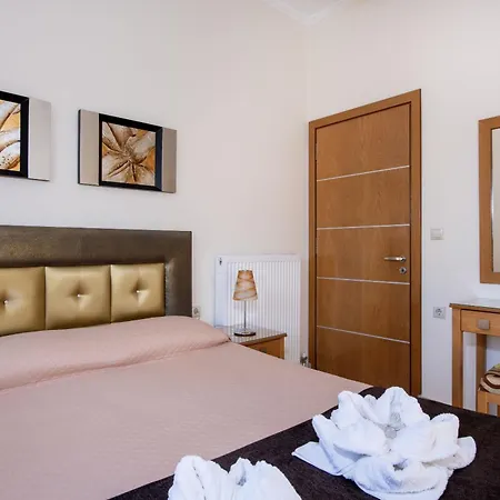 Socrate's Apartment's With Share Pool Apartment Kamisiana